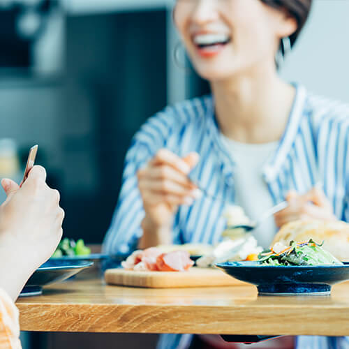 食事を楽しむ女性